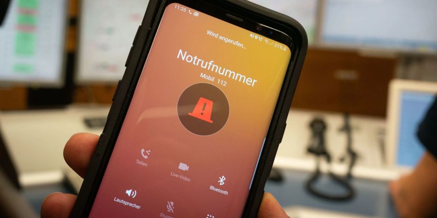 Feuerwehren in Deutschland beklagen, dass immer mehr Menschen den Notruf 112 ohne triftigen Grund wählen.