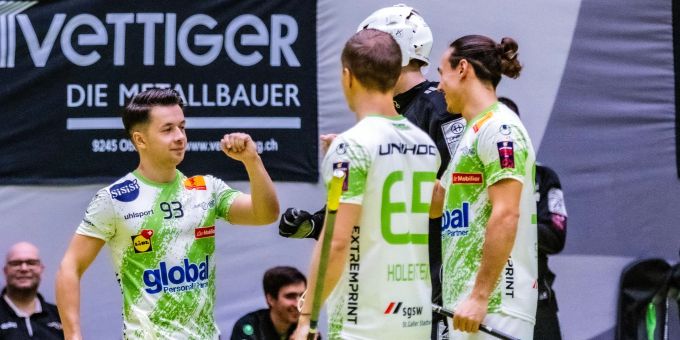 Spieler vom UHC Waldkirch-St. Gallen freuen sich über den Sieg. Spieler vom Unihockeyclub Waldkirch-St. Gallen