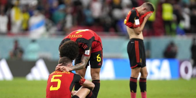 Belgische Nationalspieler trösten sich nach dem vorzeitigen WM-Aus. Gleich fünf Spieler sind ohne die Mannschaft aus Katar abgereist. Belgien WM Aus