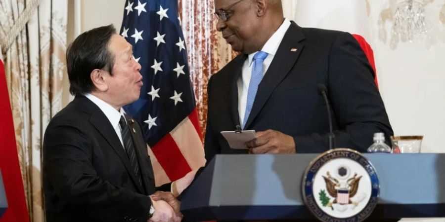 Lloyd Austin (r.) und sein Kollege Yasukazu Hamada