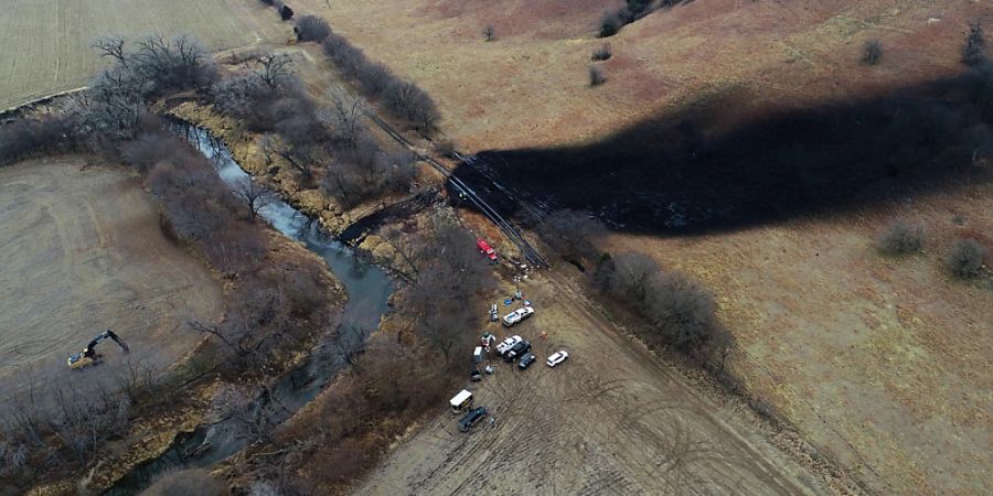 Durch ein Leck in einer Pipeline in den USA sind offenbar mehr als zwei Millionen Liter Öl ausgelaufen. Das Austreten des Öls aus der Keystone-Pipeline im US-Bundesstaat Kansas sei eingedämmt, erklärte am Freitag (Ortszeit) der kanadische Betreiber TC Energy.