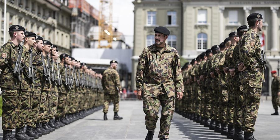 Erhalten mehr Sold und ein elektronisches Dienstbüchlein: Armeeangehörige, hier als Ehrengarde auf dem Bundesplatz in Bern. (Archivbild)