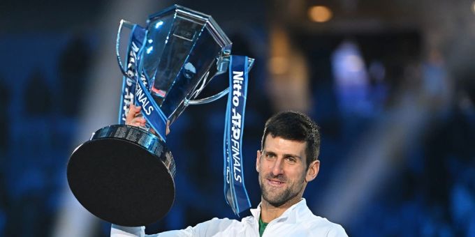Novak Djokovic mit seiner gewonnenen Trophäe an den ATP Finals. atp finals djokovic