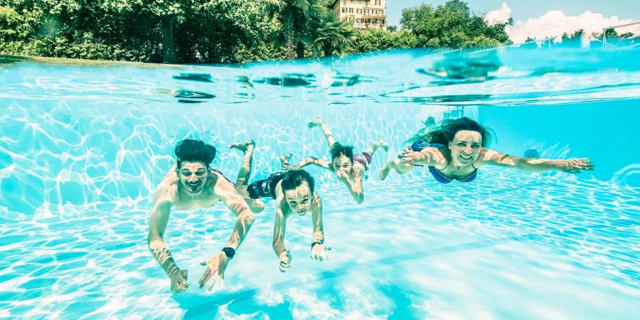 Endlich abtauchen: Wer beim Familienurlaub Geld sparen will, sollte mit der Buchung eher nicht zu lange warten.
