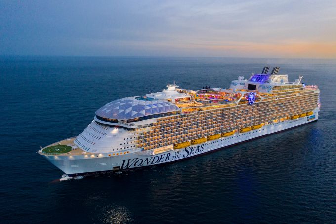 Die «Wonder of the Seas» ist das aktuelle Flaggschiff der Reederei Royal Caribbean. Wonder of the Seas Kreuzfahrtschiff Meer