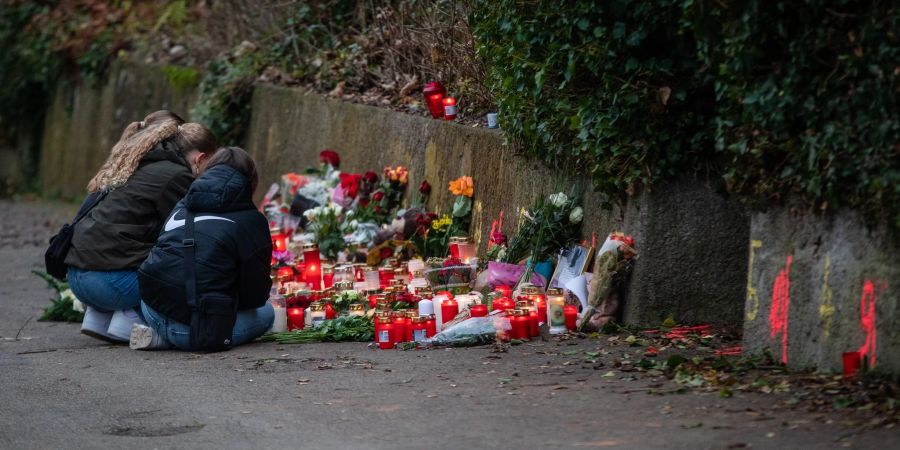 Drei Mädchen trauern am Tatort der tödlichen Schulweg-Attacke in Illerkirchberg.