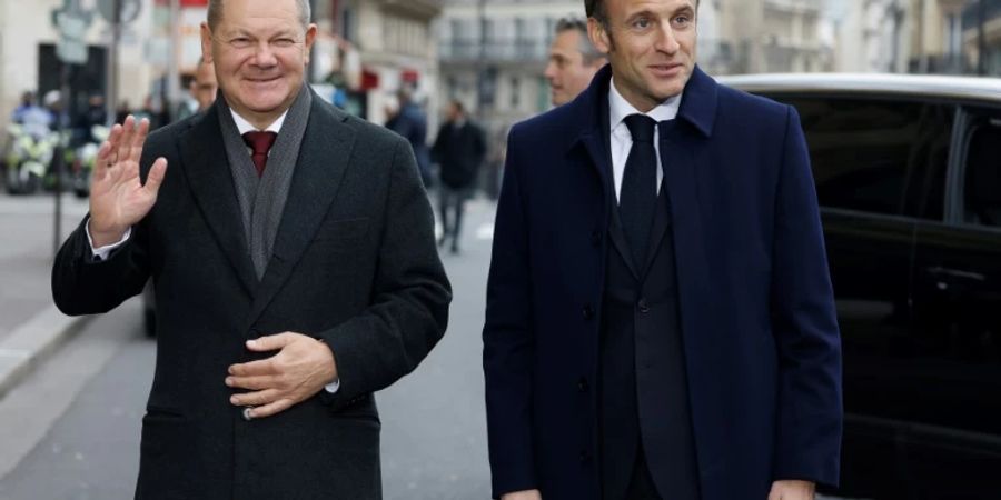 Bundeskanzler Scholz von Frankreichs Präsident Macron in Paris empfangen