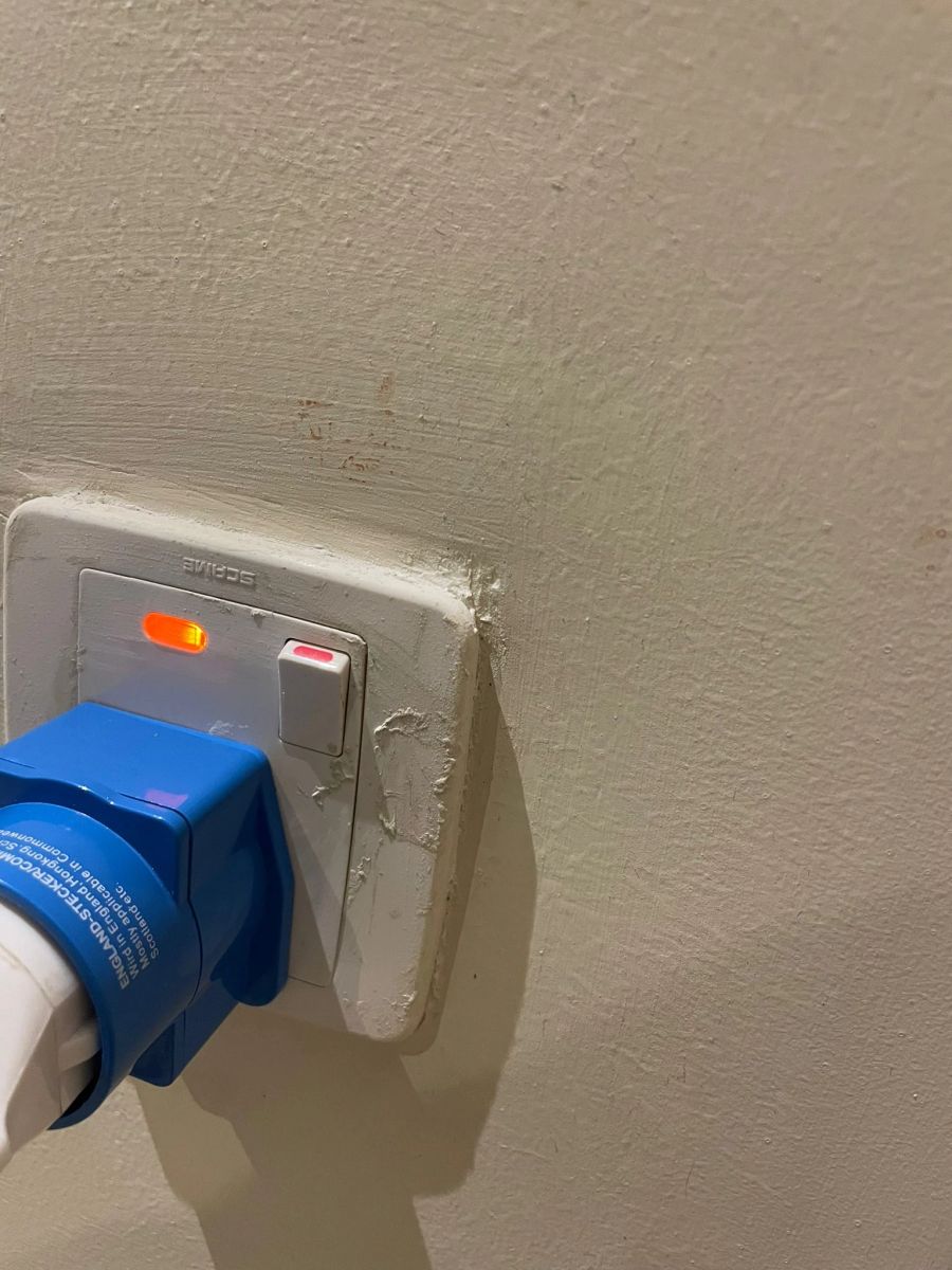 Überall im Zimmer gibt es sanierungsbedürftige Elektronik.