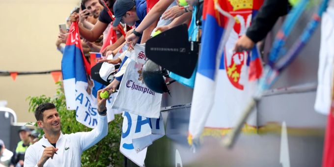 Novak Djokovic schreibt nach seinem Auftaktsieg in Adelaide Autogramme. djokovic