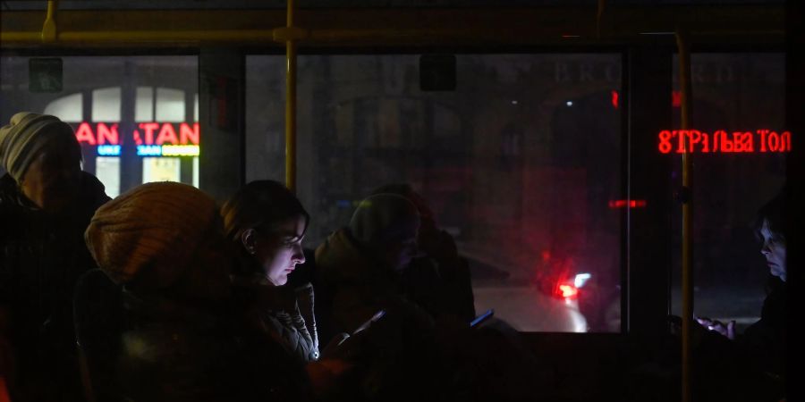 Menschen fahren in der Dunkelheit in Kiew mit dem Bus. Bei einem Treffen mit der ukrainischen Militärführung hat Präsident Wolodymyr Selenskyj unter anderem über die Erfordernisse für das Land im Bereich der Energieversorgung gesprochen.