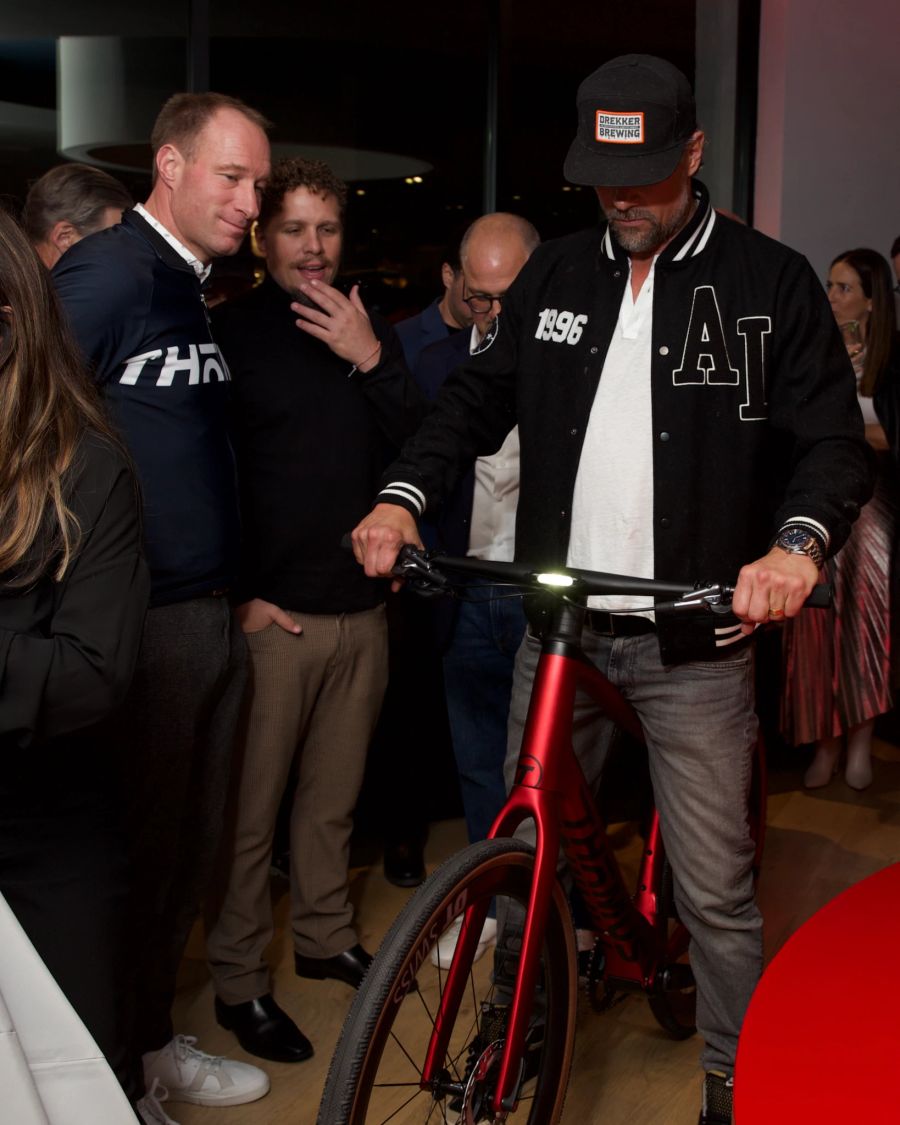 Josh Duhamel testet den neuen Swissrider.