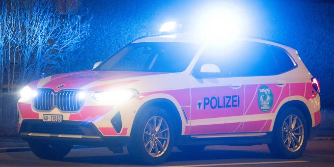 Ein Einsatzfahrzeug der Kantonspolizei Uri mit Blaulicht. (Symbolbild) Kantonspolizei Uri