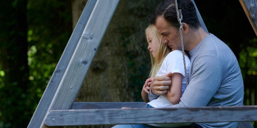 Peter Klettmann (Torben Liebrecht) und Emmi Klettmann (Nele Richter) in einer Szene aus «Gestern waren wir noch Kinder».