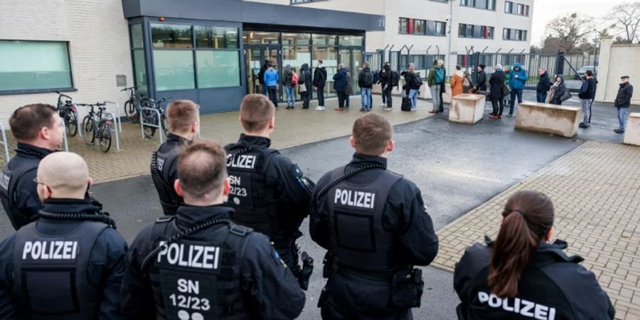 Polizei und Besucher vor dem Gericht in Dresden