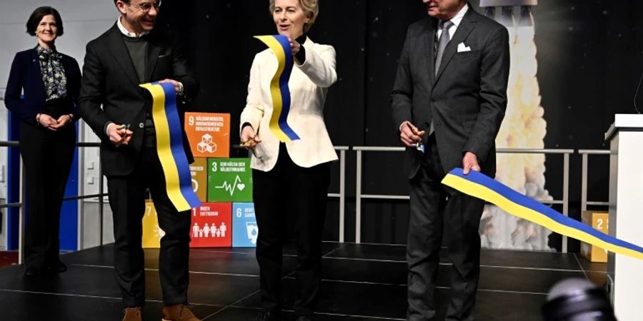 Kristersson (l.), von der Leyen und Schwedens König