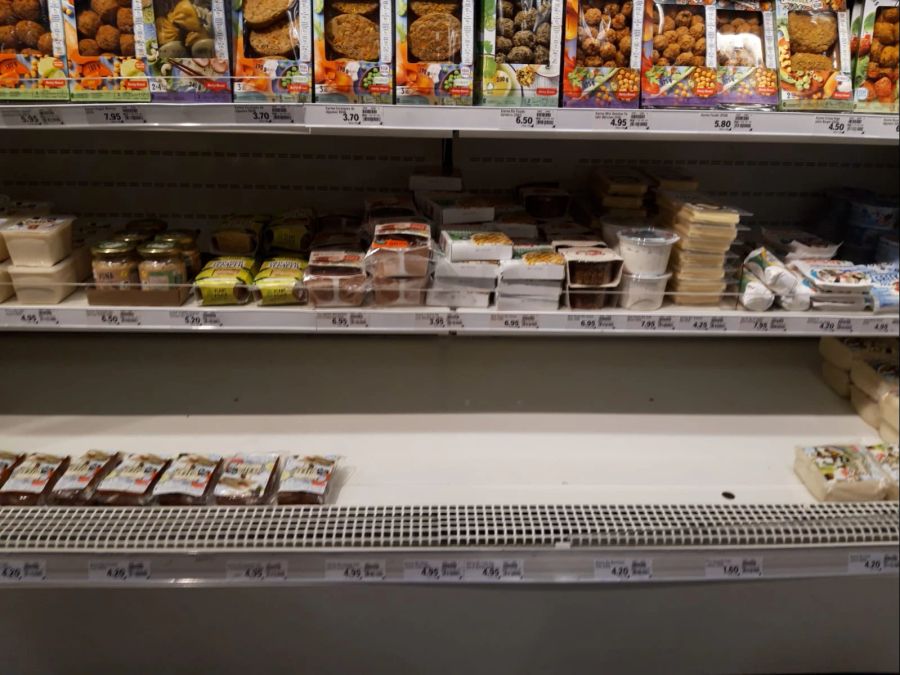 Ein ähnliches Bild zeigt sich in einer Coop-Filiale in der Stadt Freiburg: Die meisten Tofu-Produkte fehlen.