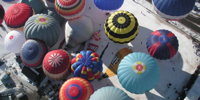 Die Heissluftballone sind bereit zum Abflug. Heissluftballone