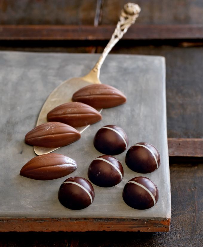 Pralinenhohlkörper kann man fertigkaufen. Sie kann mit einer Crème aus Tonkabohnen (l.) oder Vanille (r.) gefüllt und anschliessend mit Vollmilchkuvertüre oder solcher aus schwarzer Scholokolade verschlossen werden. Pralinen Tonkabohnen Vanille Kuvertüre