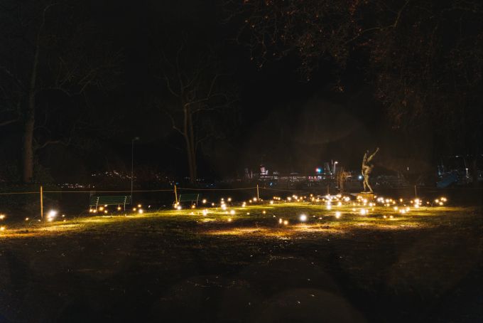 Die Lichtinstallationen sind täglich zwischen 18:00 und 22:00 Uhr zugänglich. Firefly Field Lilu