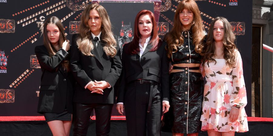 Lisa Marie Presley (links) mit ihrer Mutter Priscilla (Mitte), ihrer Tochter Riley Keough (links) und den Zwillingen.