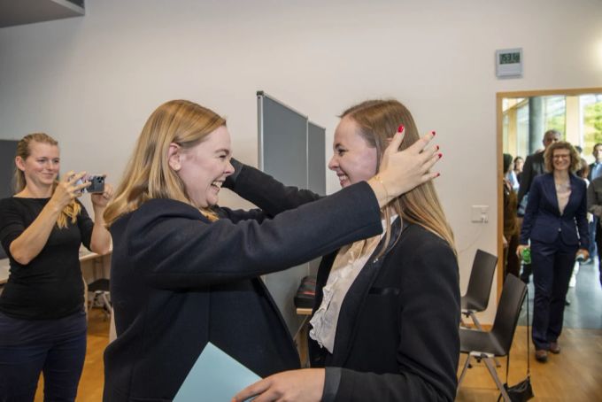 Die Waadtländer Mitte-Staatsrätin Valérie Dittli (links) gratuliert ihrer Schwester Laura Dittli zur Wahl in den Zuger Regierungsrat, ebenfalls für «Die Mitte», am 2. Oktober 2022. Laure Dittli Valérie Mitte