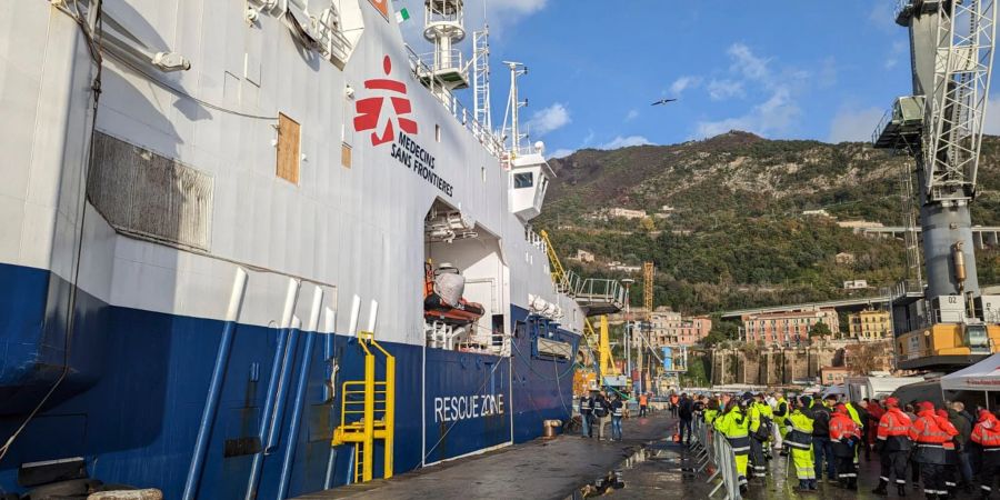 Das Rettungsschiff «Geo Barents» liegt im Hafen von Salerno.