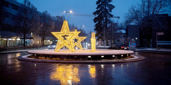 Weihnachtlich geschmückter Autokreisel in Wetzikon. - Stadt Wetzikon Weihnachtlich geschmückter Autokreisel in Wetzikon. - Stadt Wetzikon