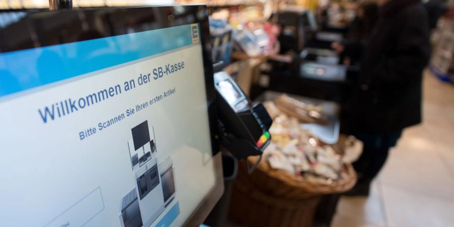 «Bitte selber machen!»: Verbraucher werden an Ladenkassen, Fastfoodtheken und diversen Serviceportalen immer häufiger zur Selbstbedienung aufgefordert.