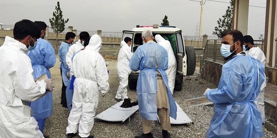 Medizinische Einsatzkräfte transportieren die Opfer einer Tankwagenexplosion im Salang-Tunnel im Hindukusch-Gebirge nördlich von Kabul. Foto: Uncredited/AP/dpa