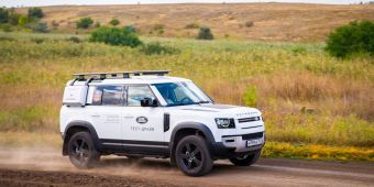 Land Rover Defender, weiss in Natur.
