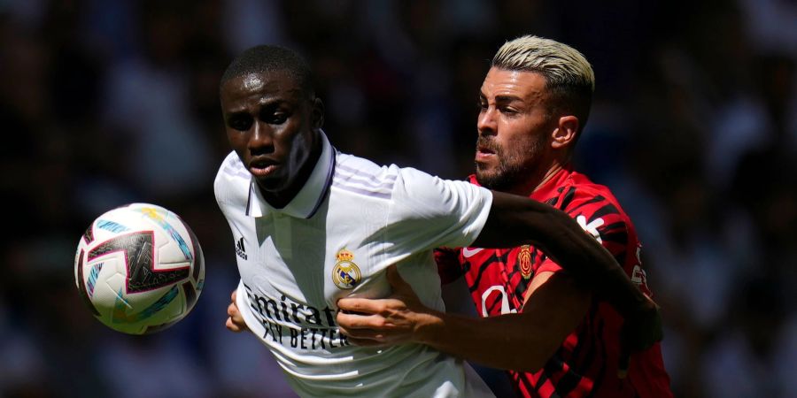 Ferland Mendy (l) von Real Madrid und Dani Rodriguez vom RCD Mallorca kämpfen um den Ball.