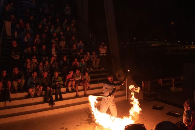 Die  Chispa Firedance Crew bietet einen feuerigen Abschluss des Abends