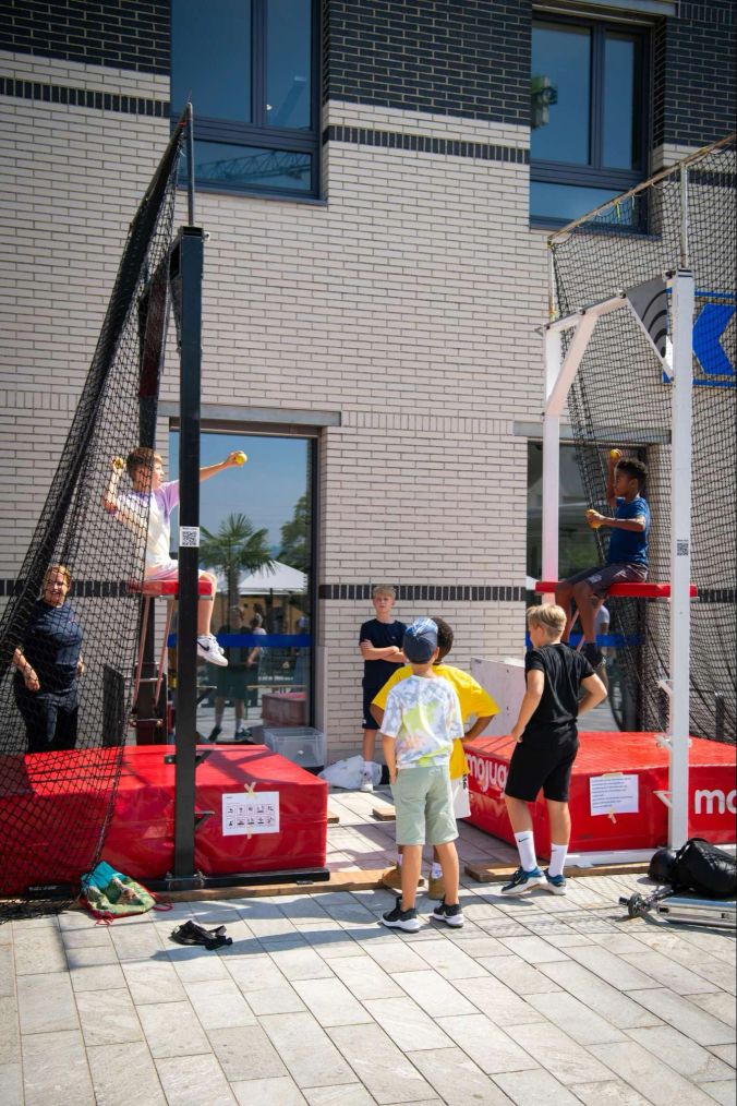 Auf dem Dorfplatz kamen die Kinder auf ihre Kosten.