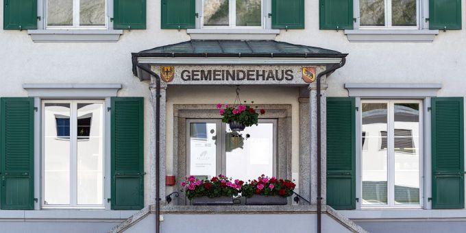 Der Eingang zum Gemeindehaus von Innertkirchen. Der Eingang zum Gemeindehaus von Innertkirchen.