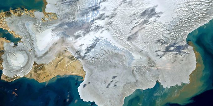 Eine Satellitenaufnahme des Erdbeobachtungsprogramms der EU, Copernicus, zeigt die rapide Abschmelzung des Eises und den Abfluss von Sedimenten in der Arktis. Eine Satellitenaufnahme des Erdbeobachtungsprogramms der EU, Copernicus, zeigt die rapide Abschmelzung des Eises und den Abfluss von Sedimenten in der Arktis.