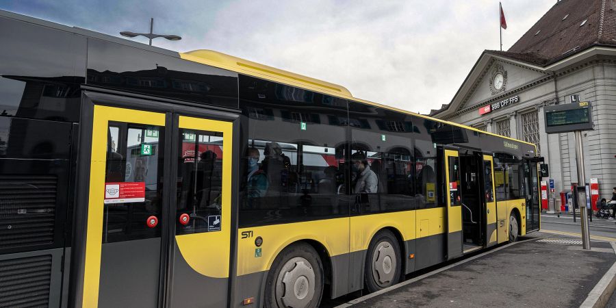 Ein Bus der STI beim Bahnhof Thun.