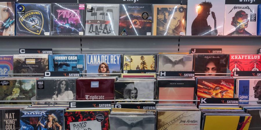 Musikfans in Deutschland kaufen immer häufiger digital ein, vergessen aber auch die gute alte Vinylplatte nicht.