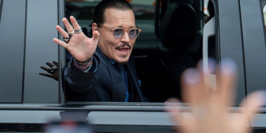 Der Schauspieler Johnny Depp winkt seinen Fans zu.