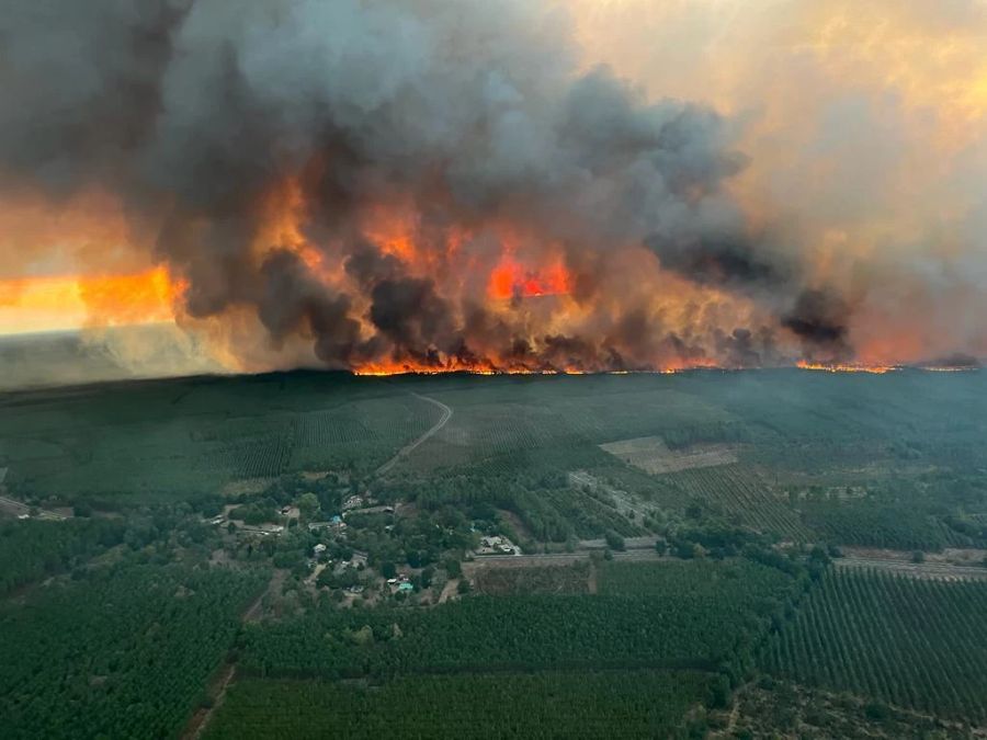 Bei Bordeaux im Südwesten Frankreichs ist einer der grossen Waldbrände wieder aufgeflammt.