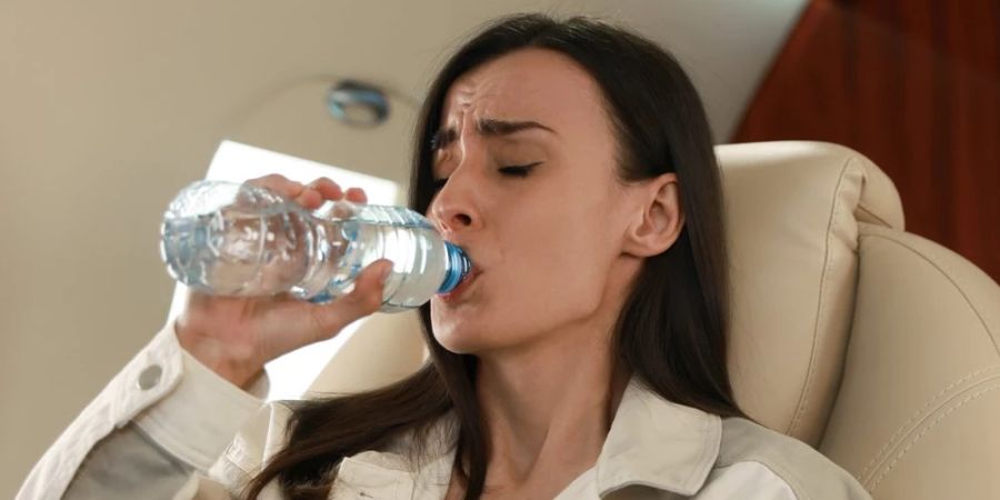 Bei einem dreistündigen Flug verliert der Körper etwa eineinhalb Liter Wasser.