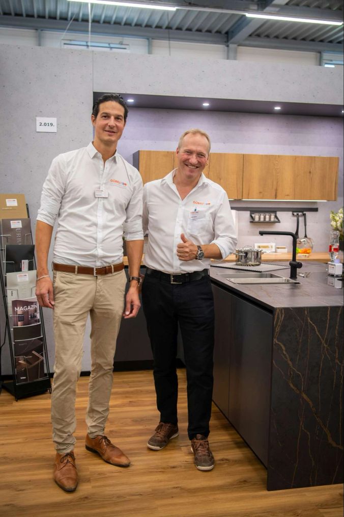 Simon Koch und Andi Gübeli an ihrem Stand der Firma Gübeli und Toggweiler Küchenbau.