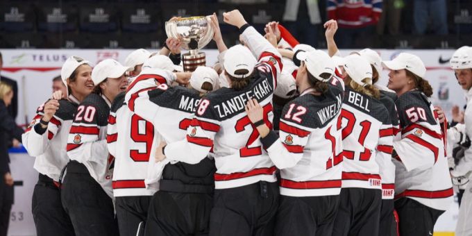 Die Kanadierinnen feiern den WM-Titel gegen die USA.