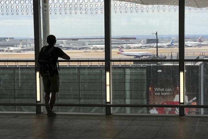 British Airways reagiert mit einem Verkaufs-Stopp von Kurzstreckentickets auf die Obergrenze der Passagiere. heathrow british airways