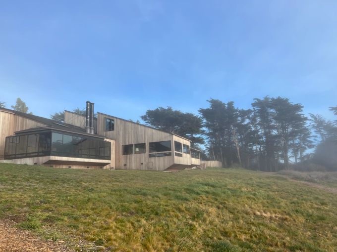 In Kalifornien finden sich auch utopisch anmutende Holzhäuser wie dieses. Kalifornien Haus Holz diesig Küste