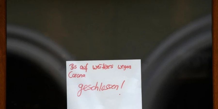Zettel an einem Restaurant während der Corona-Pandemie