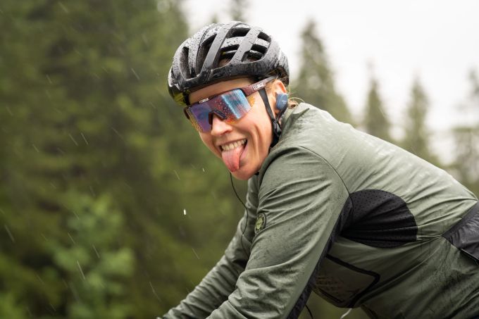 Trotz anhaltenden Regens hatte Sattler weiterhin gute Laune Monika Sattler auf ihrem Velo
