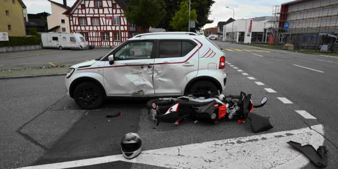 Ein Motorradlenker (16) prallt beim Überholen in ein Auto und verletzt sich dabei.