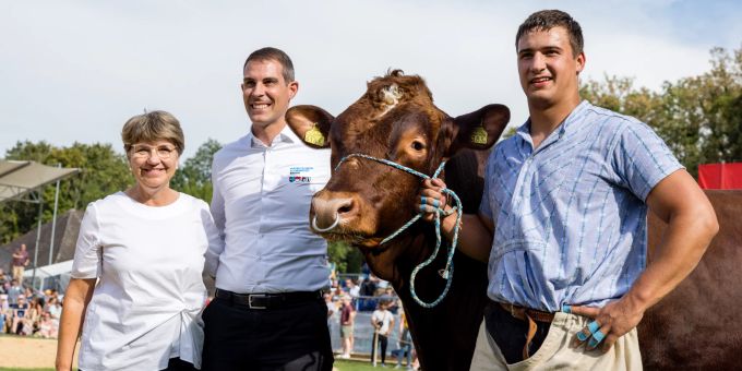 Bundesraetin Viola Amherd, Thierry Burkart, Staenderat FDP Aargau, und Sieger Werner Schlegel mit Siegermuni Bruno posieren beim Nordwestschweizer Schwingfest am Sonntag, 7. August 2022 in Brugg. (KEYSTONE/Philipp Schmidli) schwingen