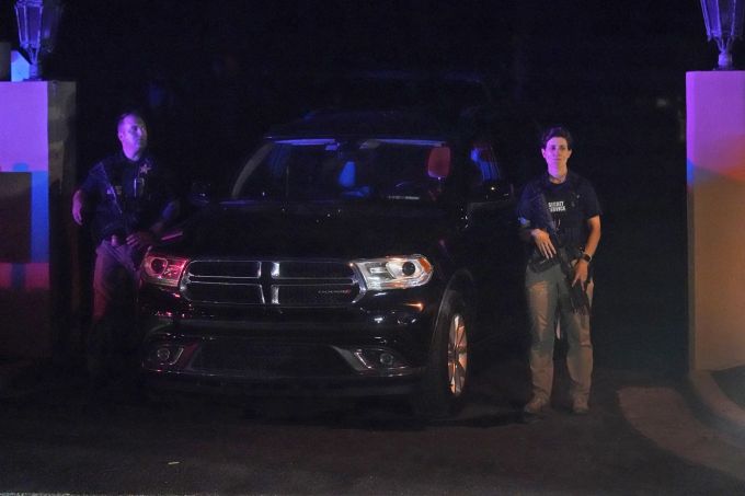 FBI-Agenten bewachen während der Razzia in Donald Trumps Residenz in Mar-a-Lago, Florida, den Eingang. Trump FBI
