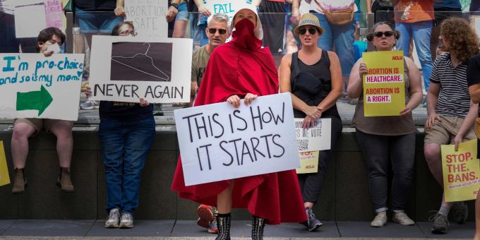 Abtreibungsrechtsaktivisten bei einem Protest in Indianapolis. Abtreibungsrechtsaktivisten bei einem Protest in Indianapolis.